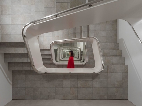 leandro erlich's infinite staircase at japan's KAMU kanazawa seemingly expands space